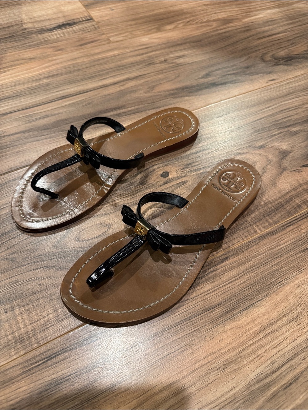 Tory Burch Black Patent Leather Bow Thong Sandals Well Worn size 6.5